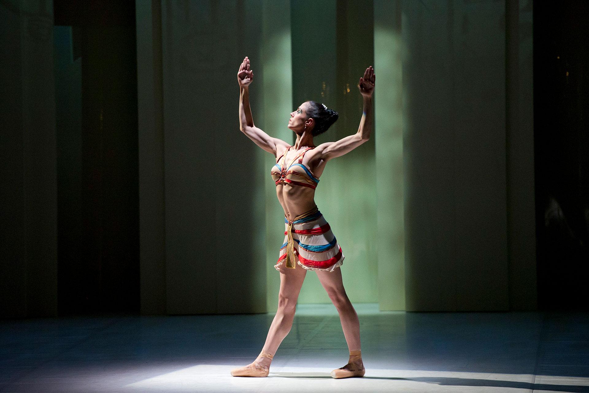 Cleopatra, production, 2011, Martha Leebolt, photo Bill Cooper Cleopatra takes the stance of her forebears