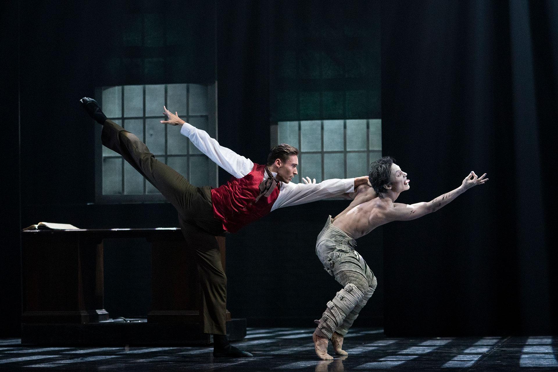 Dr Seward tries to calm the manic Renfield in his asylum