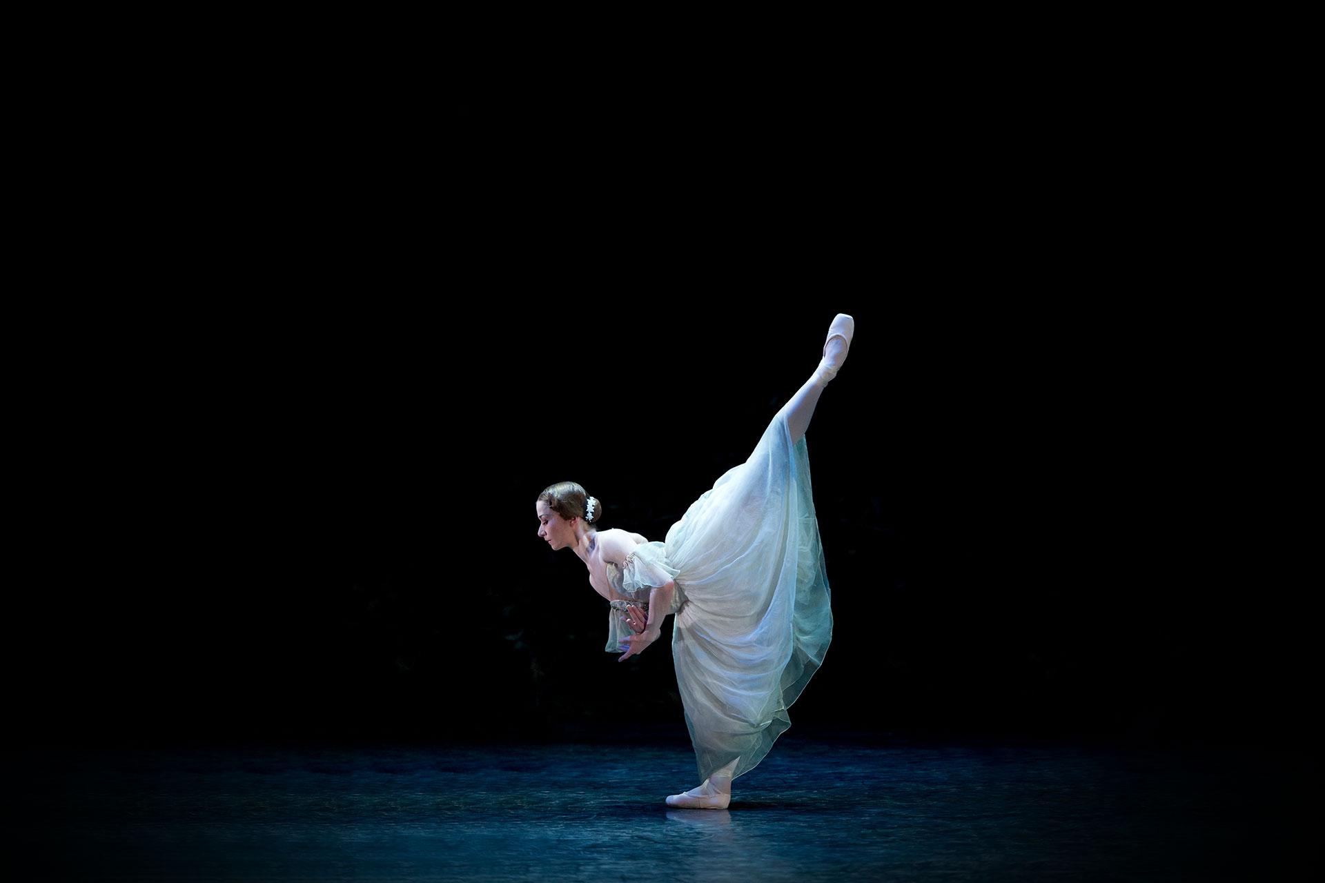 Pippa Moore as Giselle in a perfect arabesque