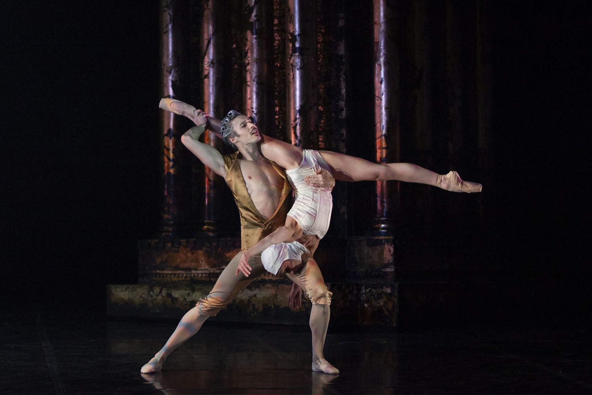 Casanova, production, 2022, Joseph Taylor and Abigail Prudames, photo Caroline Holden M.M. is lifted by Casanova while she is doing the splits