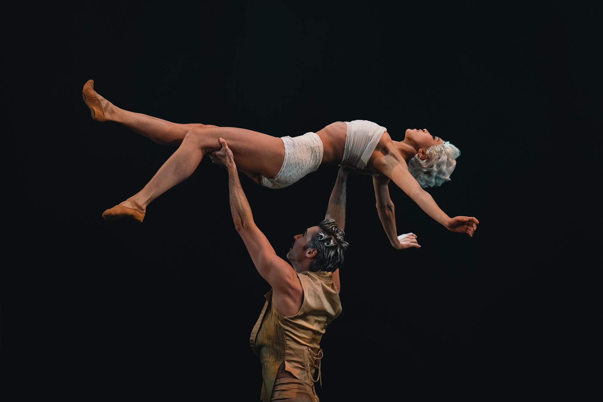 Casanova, production, 2022, Joseph Taylor and Minju Kang, photo Riku Ito Casanova holds Bellino above his head