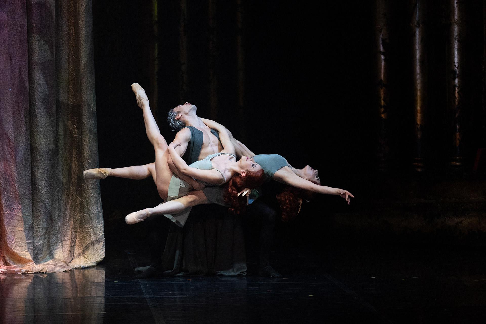 Casanova, production, 2022, Joseph Taylor, Alessandra Bramante and Alessia Petrosino, photo Emma Kauldhar (2) Dancer holding two other dancers off the ground, them leaning back balanced on his hips