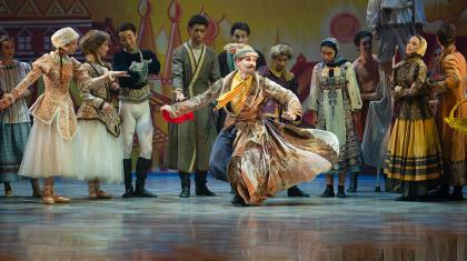 Ashley Dixon as The Magician entertains market-goers in Cinderella. Photo Emma Kauldhar.