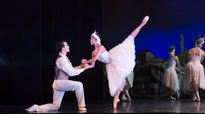 Anthony kneels before the mesmerising Odette